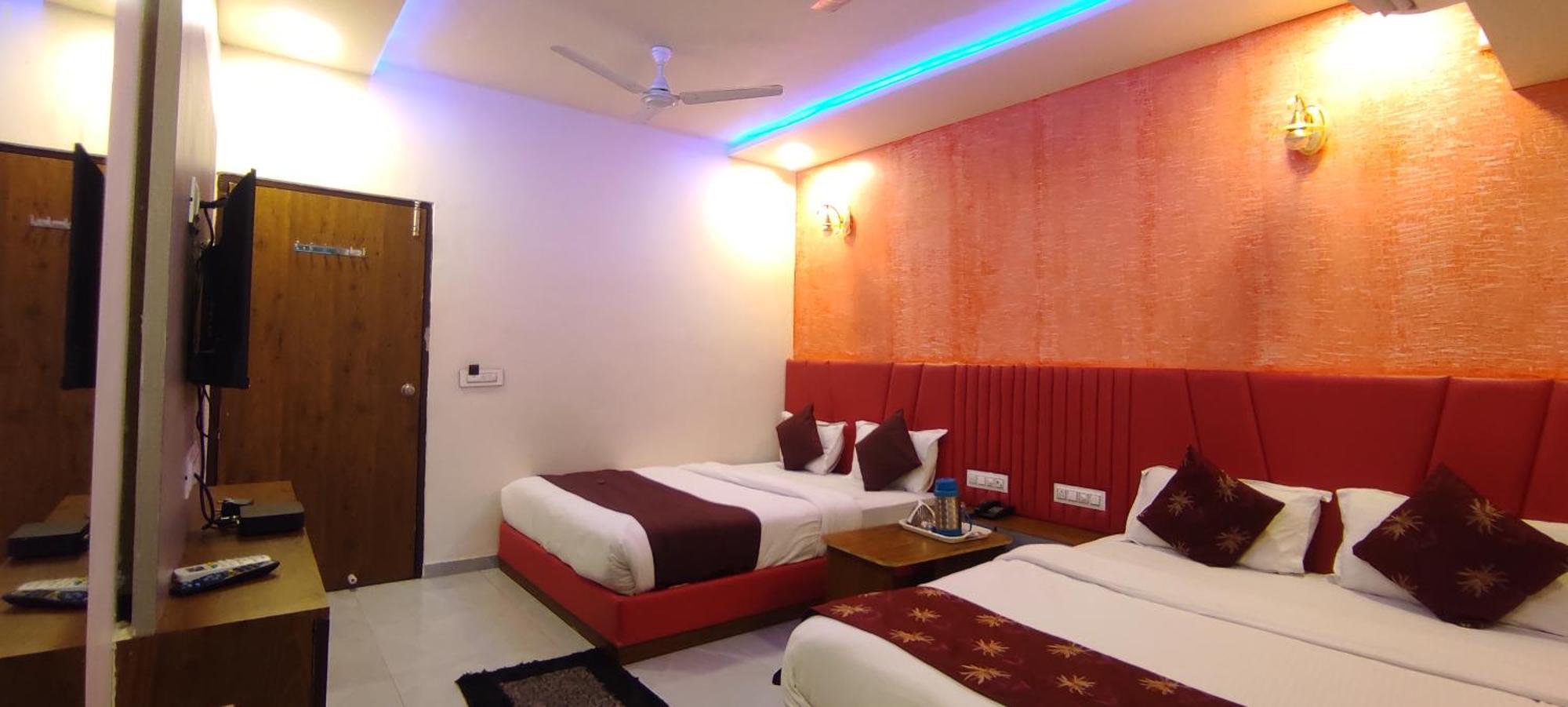 Hotel Avadh Palace, Subhash Bridge, Rto Circle, أحمد أباد المظهر الخارجي الصورة