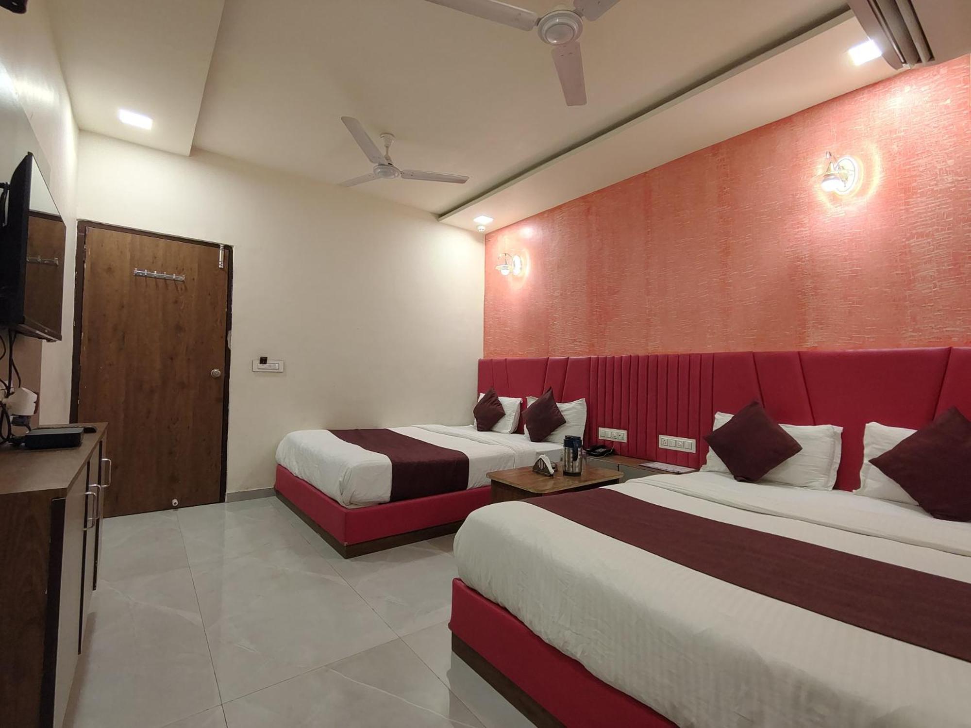 Hotel Avadh Palace, Subhash Bridge, Rto Circle, أحمد أباد المظهر الخارجي الصورة